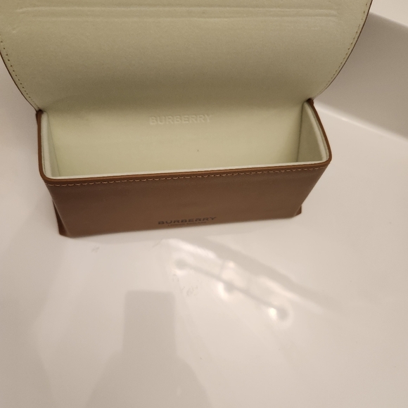 Burberry Sunglasses Case 👓 - Picture 9 of 9